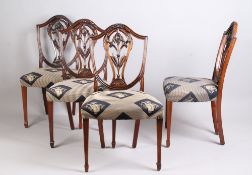 Vier Stühle.Hepplewhite. Nussbaum. Ovale, schildförmige Rückenlehne mit Schnitzereien in Form von
