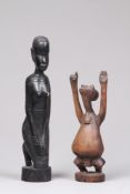 Zwei Figuren.Wohl Afrika. Holz geschnitzt. H: bis 26,5 cm. Min besch.