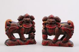 Paar Foo Hunde.Asien, nach 1900. Holz, geschnitzt, Farbreste. H: 17,5 x 17,5 cm.