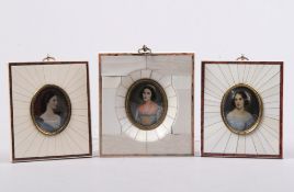 Drei Portrait-Miniaturen.Nach 1900. Aquarell auf Elfenbein. Rahmen. H: bis 5,5 cm.