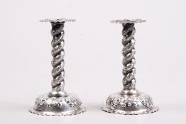 Paar Kerzenleuchter.Um 1900. Silber, gegossen und getrieben. Spiral gedrehter Säulenschaft auf