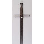 Schwert.Zweischneidige Klinge. Eiserne Parierstangen und Knauf. Holzgriff. Besch. L: 95 cm.