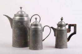 Drei Kannen.1. D. 19. Jh. Kaffee- und Milchkanne. Reich graviert und dat. 1830. Dazu