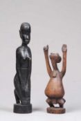 Zwei Figuren.Wohl Afrika. Holz geschnitzt. H: bis 26,5 cm. Min besch. 20.00 % buyer's premium on the