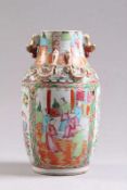 Vase.China, nach 1900. Elfenbein, fein geschnitzt, teils durchbrochen gearbeitet. Dekoriert mit