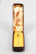 Krawattennadel mit Perle.GG 585. Im Originaletui. L: 6,2 cm. 20.00 % buyer's premium on the hammer