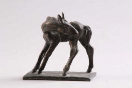 Marie Luise Wilckens 1908 - 2001."Fohlen" Bronze, Sockel signiert: Wilckens. H: 11,5 x 12 cm. 20.