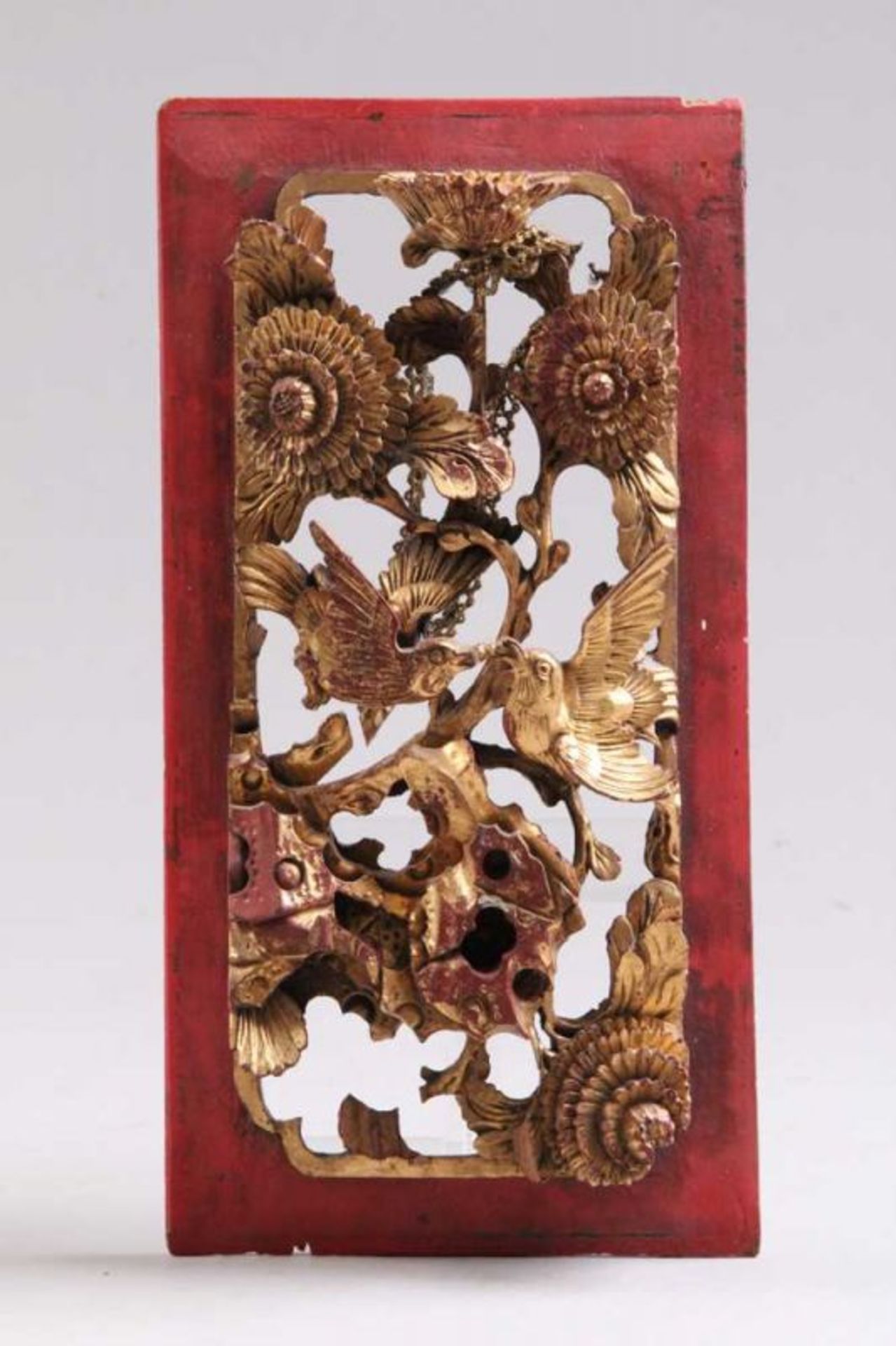 Schnitzerei.China, nach 1900. Holz, reich geschnitzt, mit Blüten und Vögeln, teils gold dekoriert.
