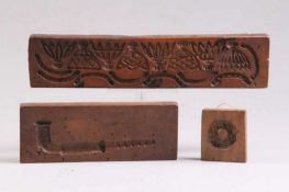 Drei Holzmodeln.19. Jh. Holz, einseitig beschnitzt in Form einer Pfeife, Rosette und versch.