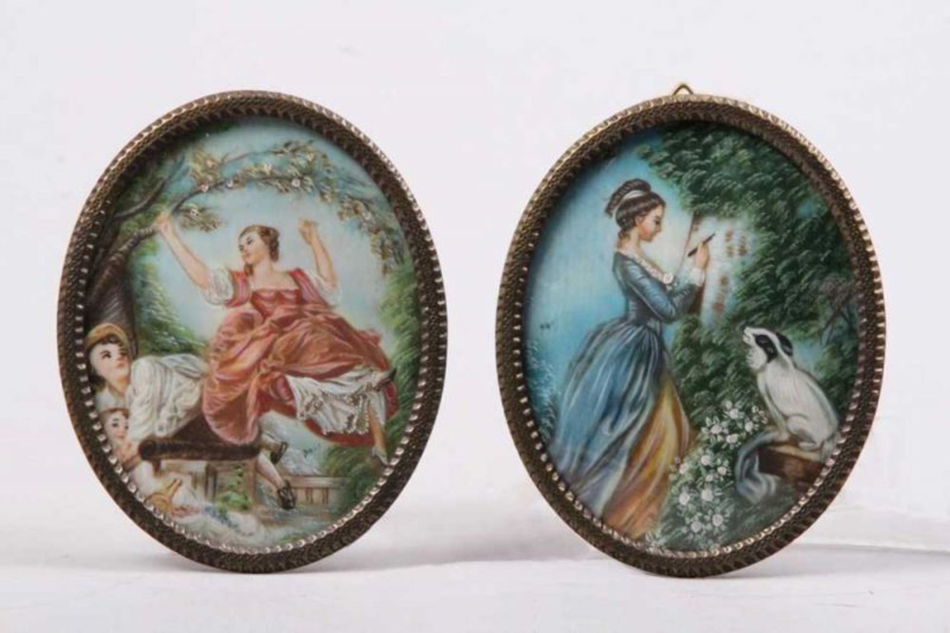 Paar Miniaturen.Frankreich, nach 1900. Darstellung versch. Damen in Park. Ovaler Messingrahmen. H:
