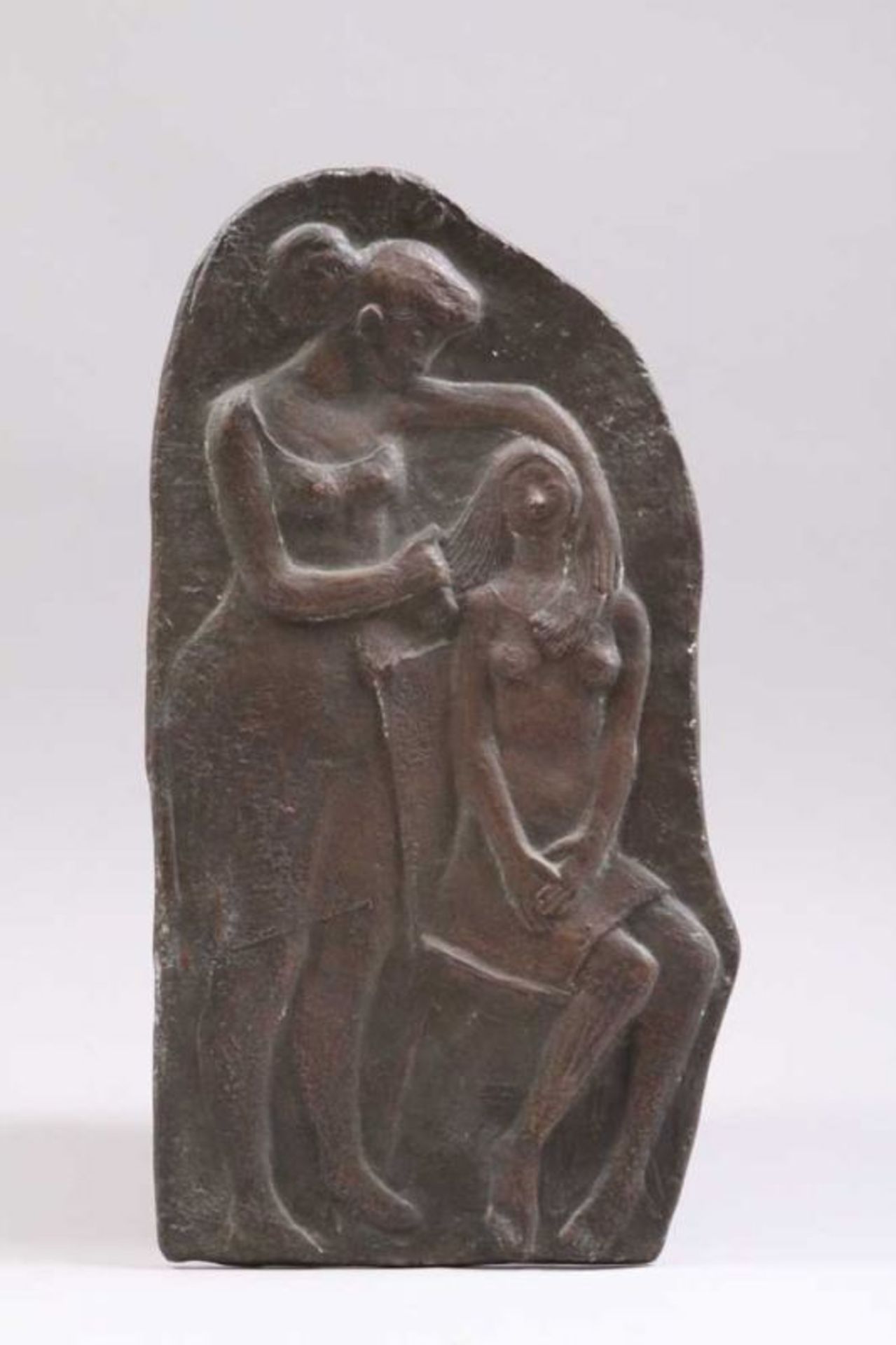 Bronzerelief.Deutsch, 20. Jh. "Mutter mit Kind" Patina. H: 59 cm. 20.00 % buyer's premium on the