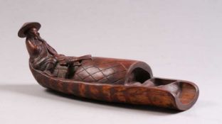 Kormoranfischer.China, nach 1900. Bambusholz?, geschnitzt. Fischer auf seinem Boot sitzend, an der