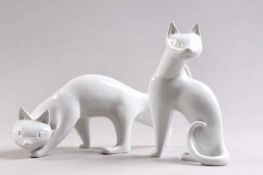 Zwei Porzellanfiguren.KPM, Berlin. Schleichender Kater und sitzende Katze. Nach einem Entwurf von