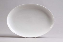 Ovale Platte.KPM Berlin. Porzellan, weiß glasiert. L: 44 x 31 cm. 20.00 % buyer's premium on the