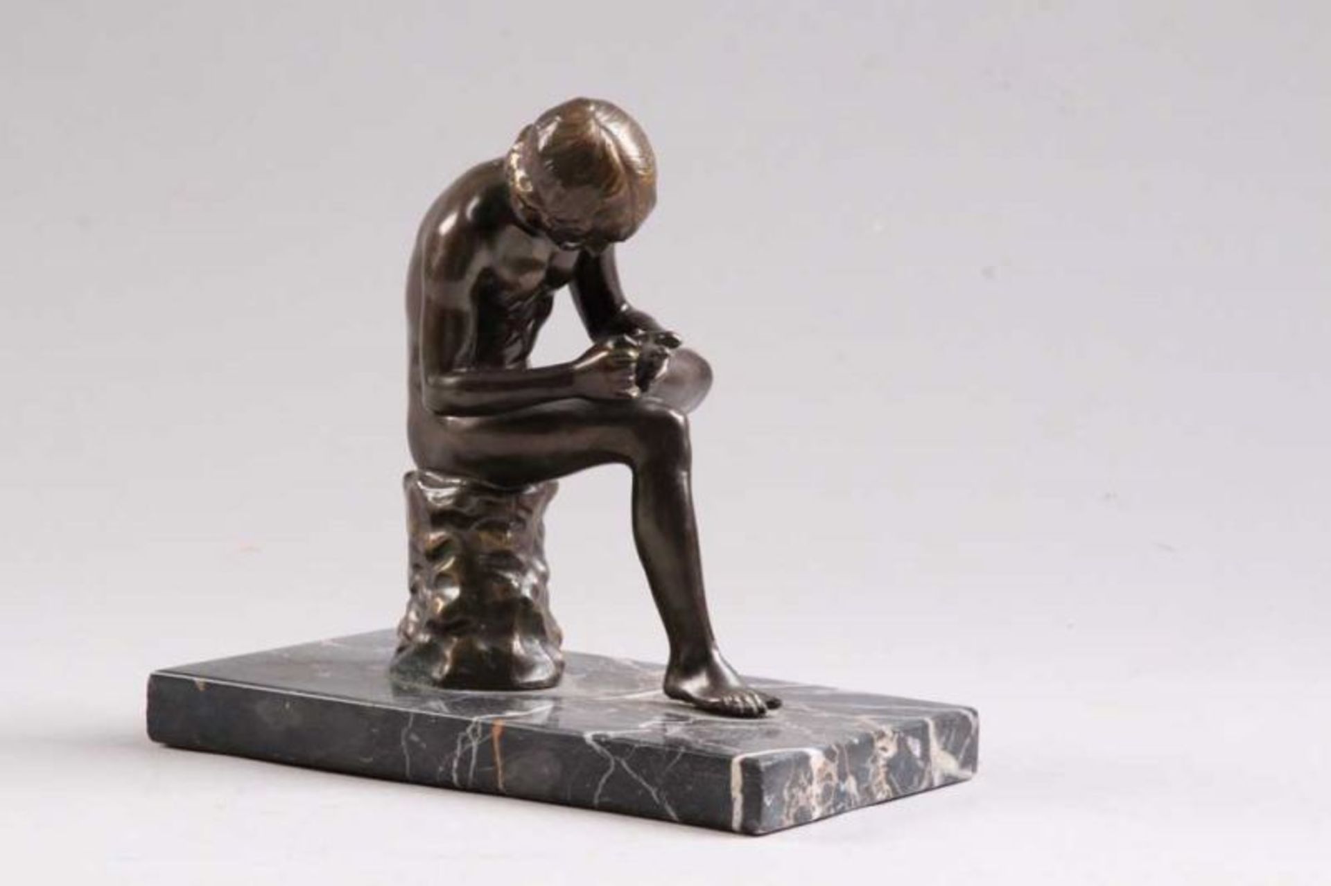 Skulptur.20. Jh. Bronze. "Dornauszieher". Marmorsockel. H: 19 x 20 cm. 20.00 % buyer's premium on