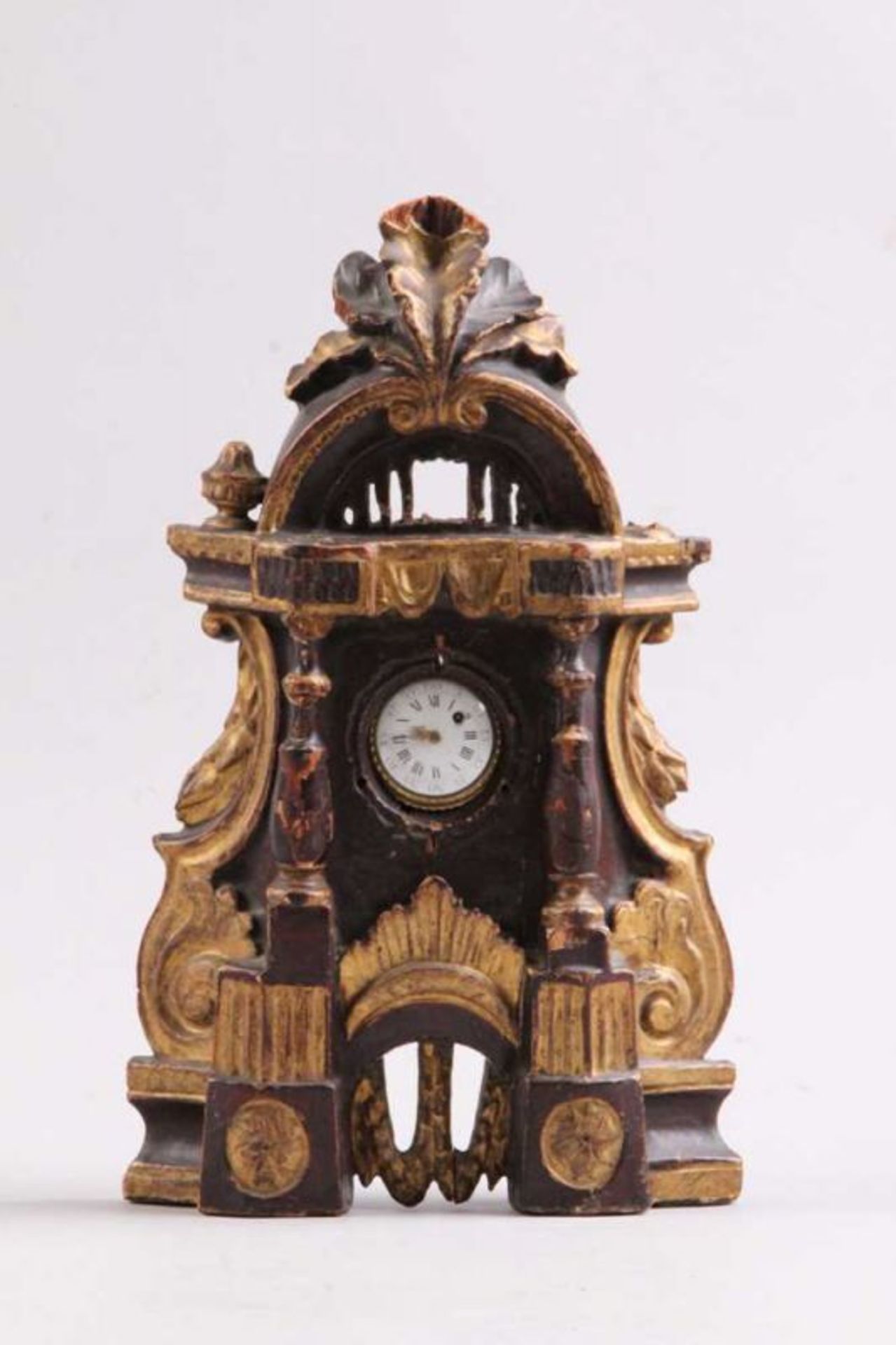 Uhrenständer mit Spindeluhr.Süddeutsch, 2. H. 18. Jh. Wohl Lindenholz, geschnitzt, gefasst und