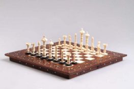 Schachspiel.20. Jh. 32 Spielfiguren aus Elfenbein/Ebenholz? Orig. Holz-Etui mit Elfenbein Feldern