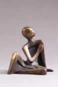 Ursula Wolf, Hannover 1920- 2014 Kulmbach.Bronze. Skulptur einer sitzenden Frau. H: 23 cm. Studium