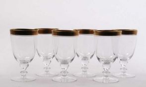 Sechs Biergläser.Farbloses Glas mit reliefiertem Goldrand. H: 16,5 cm. 20.00 % buyer's premium on