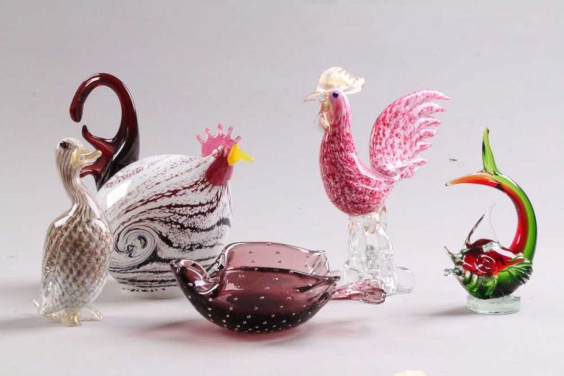 Fünf Figuren.Murano. Farbloses Glas, farbig überfangen. Bestehend aus einer Ente, einem Hahn,