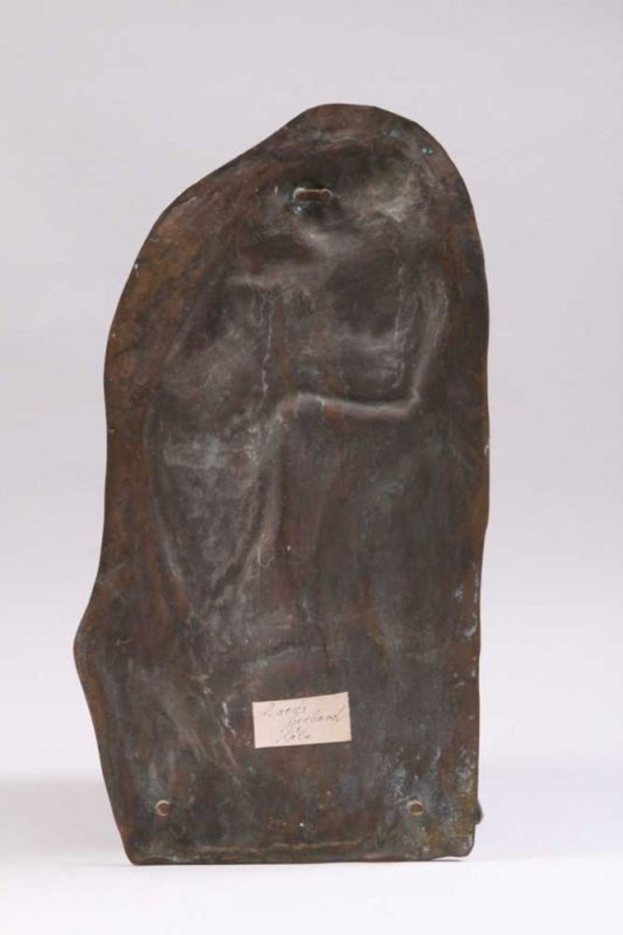 Bronzerelief.Deutsch, 20. Jh. "Mutter mit Kind" Patina. H: 59 cm. 20.00 % buyer's premium on the - Bild 2 aus 3