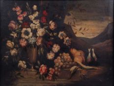 Italien 17./18. Jh.Blumenstillleben, dekoriert mit Früchten. Öl/Lwd. Rahmen. H: 51 x 65,5 cm. Besch.