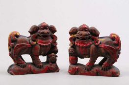 Paar Foo Hunde.Asien, nach 1900. Holz, geschnitzt, Farbreste. H: 17,5 x 17,5 cm. 20.00 % buyer's