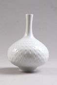 Vase.Meissen, 20. Jh. Porzellan, weiß glasiert. Bauchige Form mit langem, schlanken Hals. Genoppte