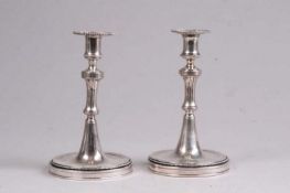 Paar Kerzenleuchter.Wien 1792, Meister "NW" im Oval. Silber gegossen und getrieben. Runder Stand mit