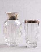 Zwei Vasen.Kristallglas, eine mit Silbermontur. Gemarkt 835, Halbmond und Krone. H: bis 18 cm. 20.00