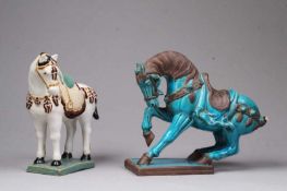 Tang-Pferd.Geschmückter Kopf, aufwendiges Zaumzeug und ausgestellter Satteldecke. Türkis