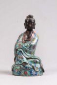 Cloisonné-Buddha.China, um 1900. Patinierter Bronzekorpus, dekoriert in polychromen Email-Cloisonné.