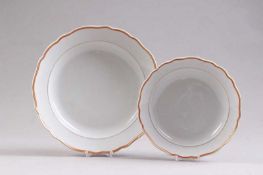 Zwei Platten.Meissen, nach 1900. Porzellan, weiß glasiert, Koralle mit Goldrand. D: 35 & 27 cm.