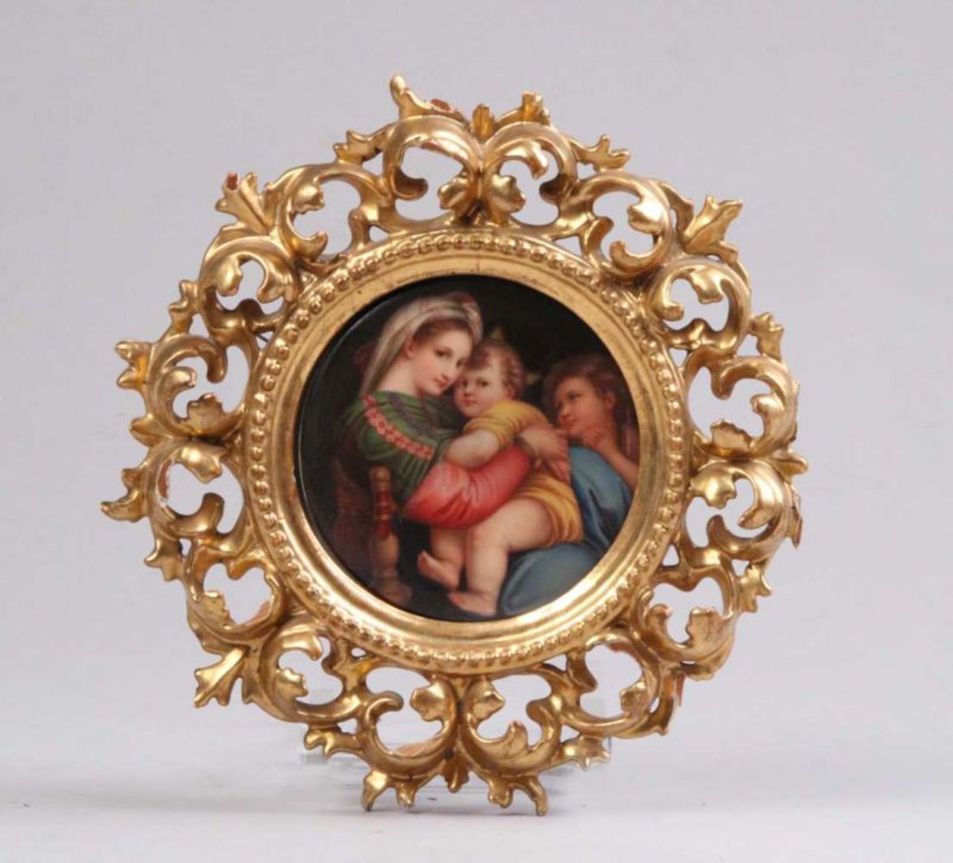 Porzellanplakette.Um 1900. "Madonna della Sedia". Reich geschnitzter Rahmen (min. besch.) D: 11,5