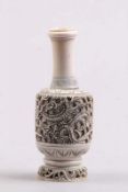 Vase.China, nach 1900. Porzellan. Balusterform, Henkel in Form von Foo-Hunden. Auf der Schulter