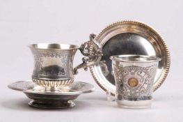 Tasse mit UntertasseDeutsch, 19. Jh. Silber. Glockenförmige Tasse, Wandung fein graviert mit