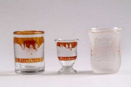 Drei Becher.Böhmen 1. H. 19. Jh. Farbloses Glas, teils honigfarben lasiert, geätzt und