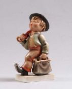 Hummelfigur.Goebel 1950-1955. Wanderbub, Keramik, farbig dekoriert. Modell von Arthur Möller. Im