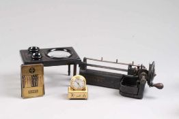 Konvolut technische Geräte.Um 1900. Bleistiftschärf-Maschine Guhl & Harbeck, Hamburg, Modell Jupiter