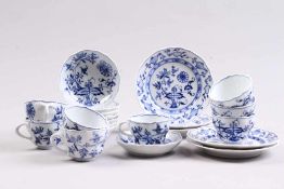 Teilservice.Meissen, um 1900. Teichert. Porzellan, weiß glasiert, mit blauem Strohblumendekor. 13-