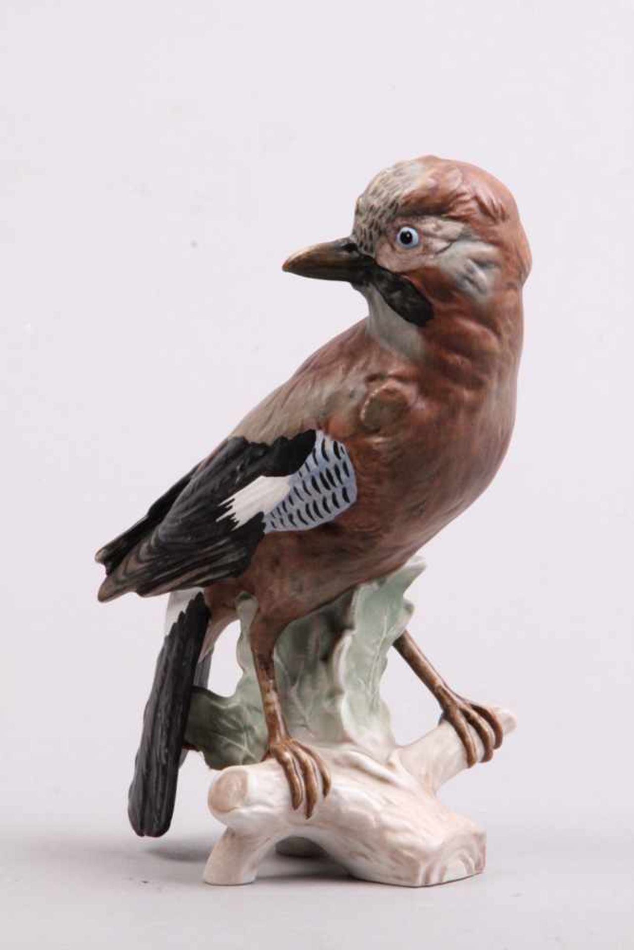 Porzellanfigur.Goebel, nach 1900. Eichelhäher auf Baumstumpf. Naturalistische Bemalung. Modell-Nr.