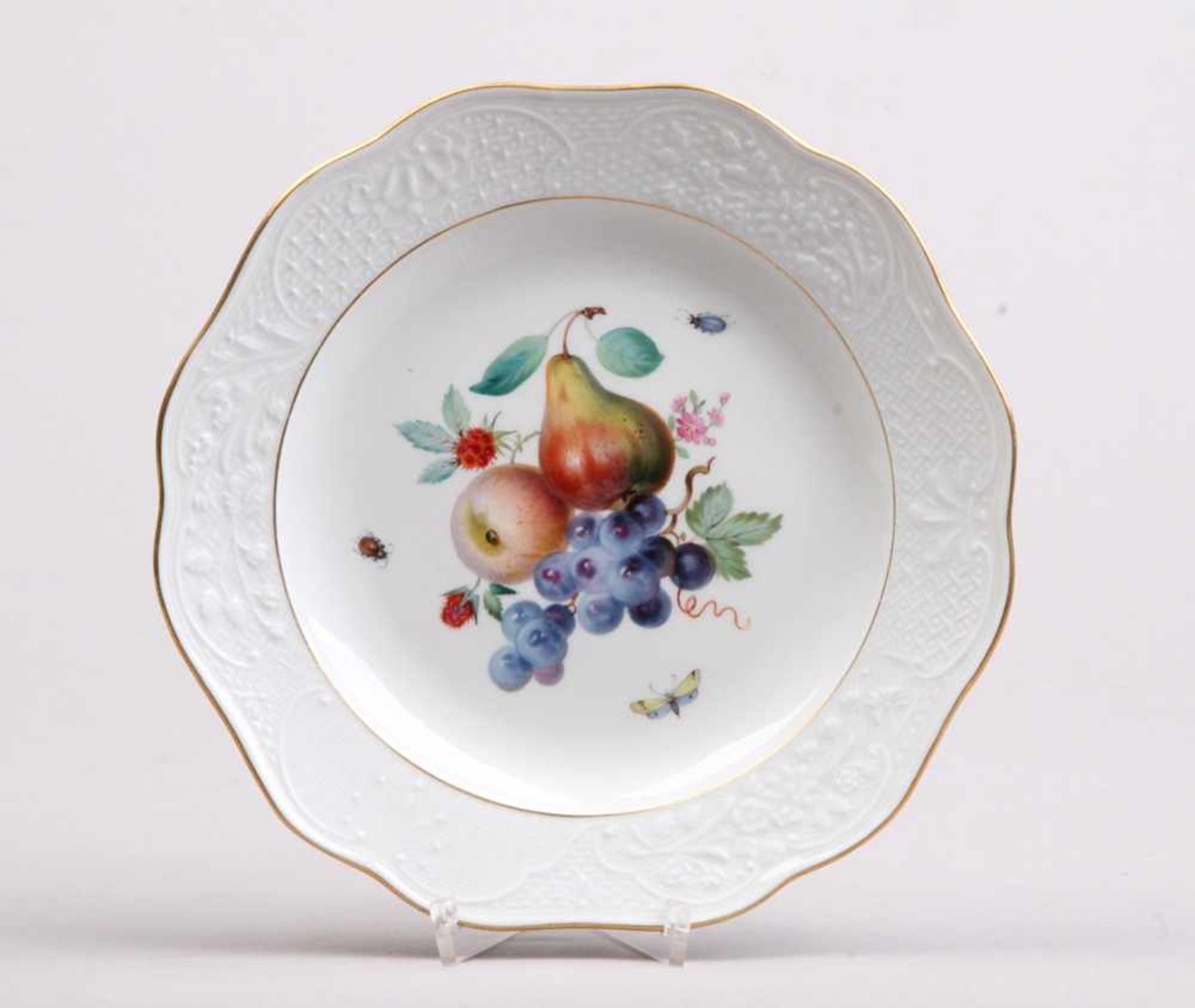 Teller.Meissen, um 1900. Fahne mit Muschel-, Korb-, Gitter- und Blütendekor. Im Spiegel polychrome