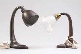 Zwei Tischlampen.Nach 1900. Metall, ovaler Sockel. H: bis 31 cm.