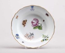Teller.Meissen, um 1830. Tiefe Form, dekoriert mit Blüten und Insekten in feiner, polychromer