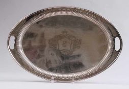 Tablett.Versilbert, ovale Form, beidseitig Griffe, Pfeifendekor. Monogramm. L: 53 x 35,5 cm.
