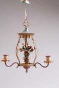 Deckenlampe.Italien, 20. Jh. Dreiarmiges Eisengestell, farbig bemalt. H: 46 x 42 cm. Min. besch.