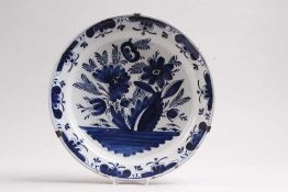 Wandteller.Wohl Delft 18./19. Jh. Fayence, weiß glasiert, blaue florale Bemalung. D: 35 cm. Min.