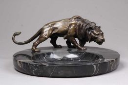 Schreibtischgarnitur.Schwarz-weiss geäderte Marmorschale mit Bronze-Löwe. D: 35 cm. H: 16,5 cm
