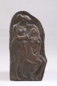Bronzerelief.Deutsch, 20. Jh. "Mutter mit Kind" Patina. H: 59 cm.