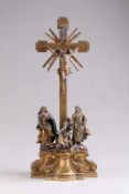 Kreuzigungsgruppe.Süddeutsch, 18. Jh. Holz, teils vollrund geschnitzt und farbig gefasst. Jesus